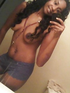 Photoshoot Of A Oversexed Black Babe Posing Naked In The Bedroom