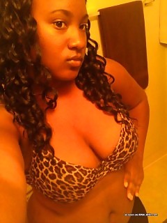 Pictures Of A Skanky Cutie Ebony Bitch Posing In The Naked